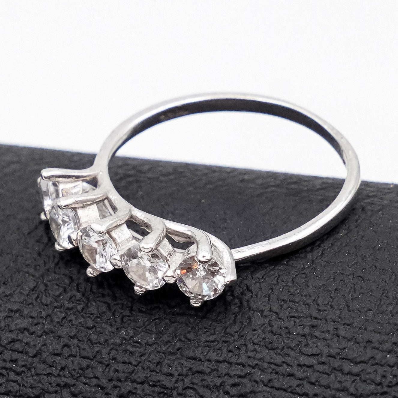 Bague modéle diamant en argent 925